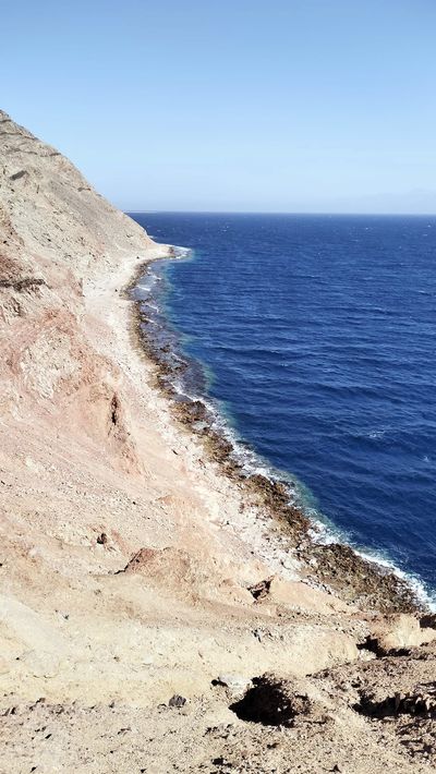 Dnešek ve znamení parádní šnorchlovačky v prostředí přírodní rezervace Blue hole bez účasti skupinového výletu cestovní agentury. Prostě …