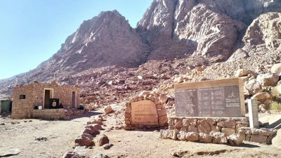 Už doma a je čas přetřídit pár fotek. Opět proběhnul noční výstup na východ slunce na biblickou Mojžíšovu horu (2285m). Toto slavné poutn…