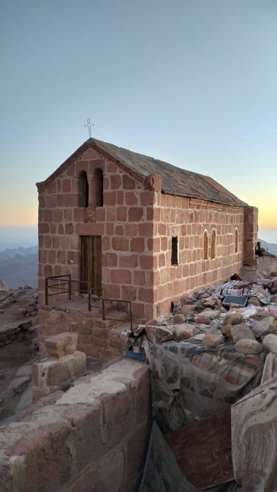 Už doma a je čas přetřídit pár fotek. Opět proběhnul noční výstup na východ slunce na biblickou Mojžíšovu horu (2285m). Toto slavné poutn…