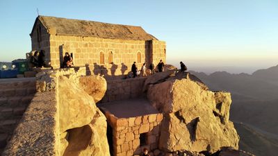 Už doma a je čas přetřídit pár fotek. Opět proběhnul noční výstup na východ slunce na biblickou Mojžíšovu horu (2285m). Toto slavné poutn…