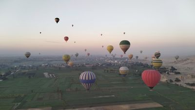 Jeden z top zážitků, za kterým jsem přijela. Hromadný start balónů v Luxoru. Je to po památkách jedna z hlavních atrakcí, proč se sem jez…
