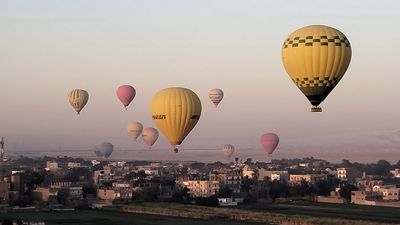 Jeden z top zážitků, za kterým jsem přijela. Hromadný start balónů v Luxoru. Je to po památkách jedna z hlavních atrakcí, proč se sem jez…
