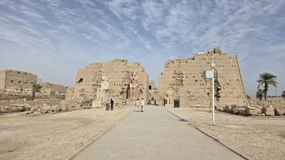 Karnak Temple...obrovský, monumentální, kolosální... Můžete tam chodit hodiny a hodiny a pořád jste neprošli všechno. Což je úplně jedno.…
