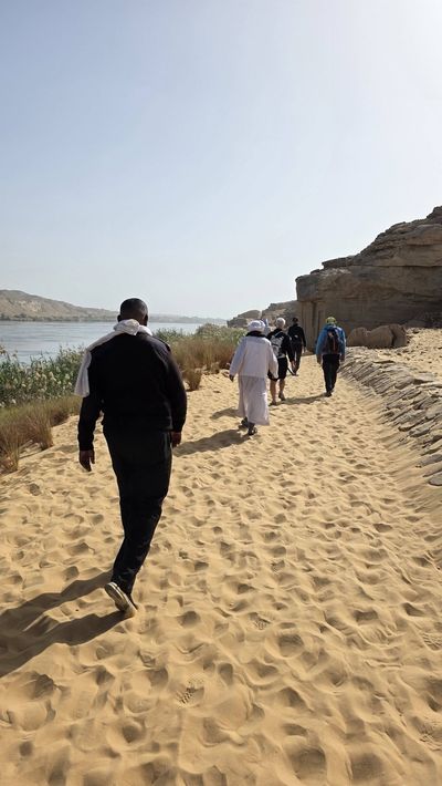 Gebel el-Silsila. Toto misto nas naprosto dostalo. Je to starověký lom na břehu Nilu, kde je prastarý skalní chrám a další pozůstatky věk…