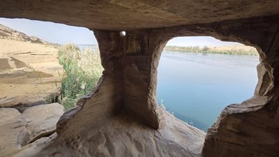 Gebel el-Silsila. Toto misto nas naprosto dostalo. Je to starověký lom na břehu Nilu, kde je prastarý skalní chrám a další pozůstatky věk…